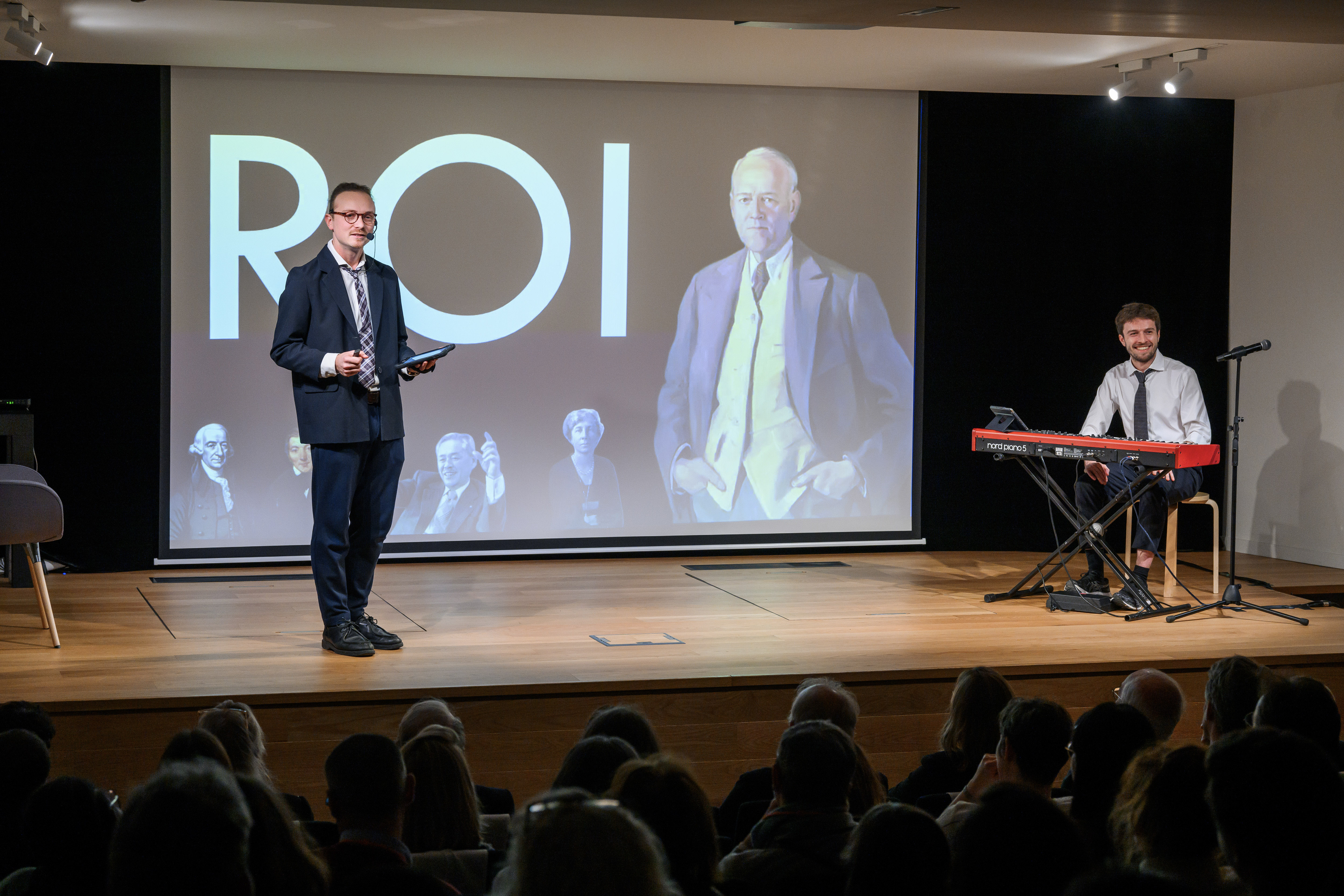 La CIE 44 (Lény Guissart et Nicolas Mathieu) présente sa conférence-spectacle 'Manage-moi !' à la Cité de l’Économie, à Paris.