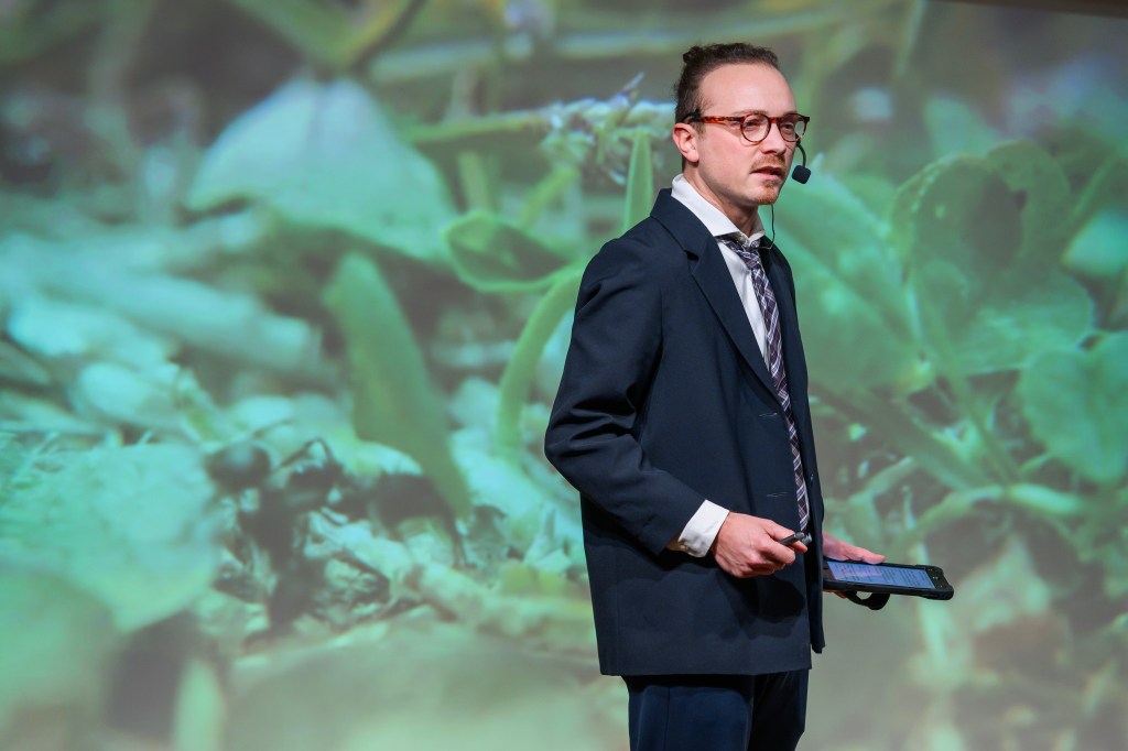 Lény Guissart, cofondateur et comédien de la CIE 44, présente la conférence-spectacle "Manage-moi !" à la Cité de l’Économie.