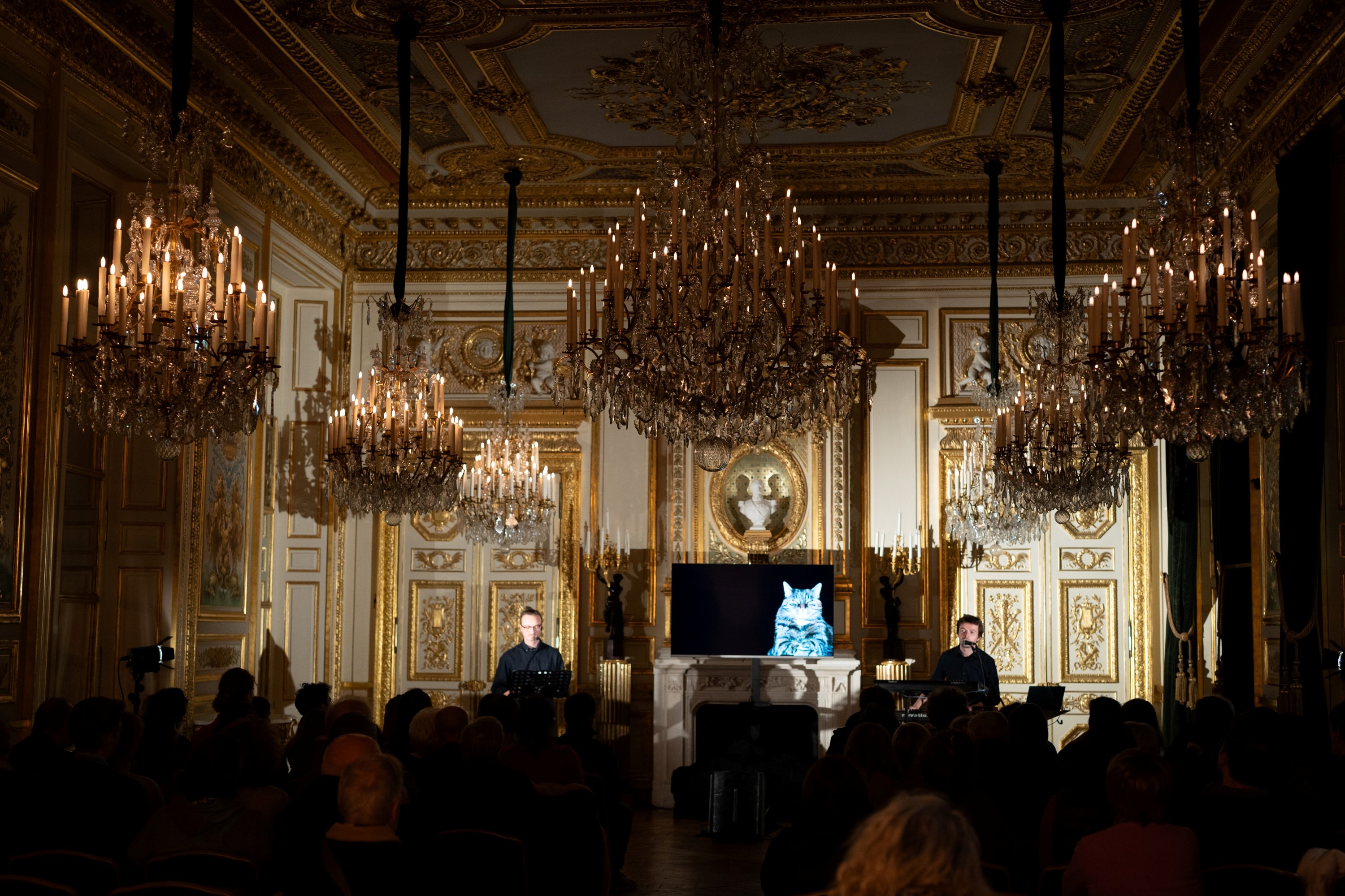 Performance de La CIE 44 sur les couleurs à l'Hôtel de la Marine