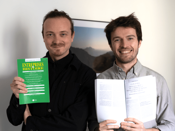Lény Guissart et Nicolas Mathieu, cofondateurs de la CIE44, présentant leur article sur le management en spectacle, publié dans la revue Entreprises et Histoire