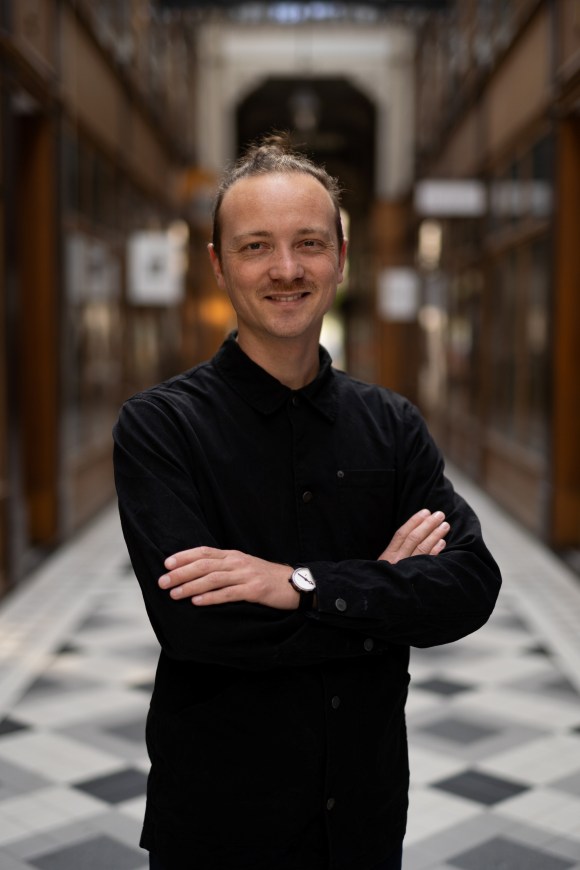 Portrait de Lény Guissart, comédien et cofondateur de la compagnie CIE44