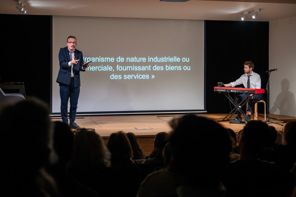 La conférence-spectacle interactive 'Manage-moi !' de la CIE 44 dans l'Auditorium de la Cité de l’Économie, avec le comédien Lény Guissart et le pianiste Nicolas Mathieu.